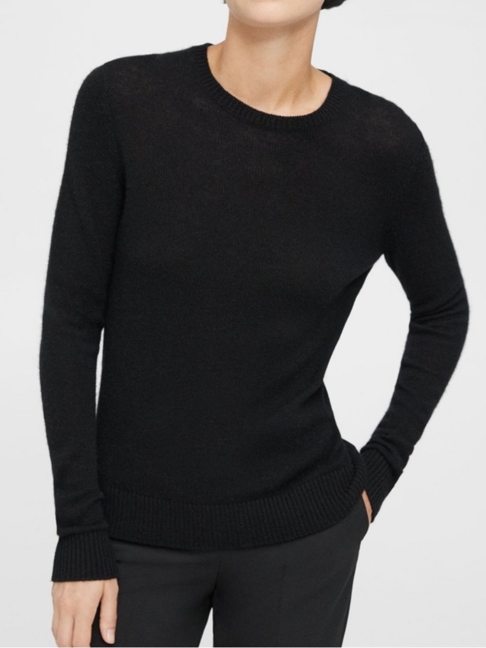 Uniqlo Cashmere Crew Sweater in Black Crewneck Classic women’s